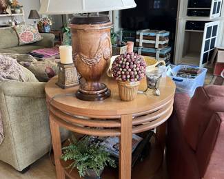 Round end table, lamps, decor