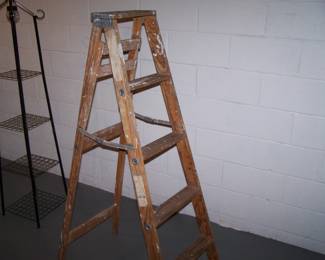 STEP LADDER