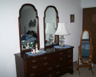 ETHAN ALLEN DRESSER WITH DOUBLE MIRRORS, GLASS LAMP & SMALLS