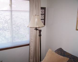 FLOOR LAMP