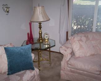 CRANBERRY GLASS VASES, BRASS LAMP, ANNIVERSARY CLOCK ON BRASS & GLASS LAMP TABLE