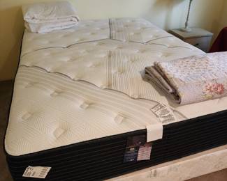 Double Serta Mattress/Box Spring. Quilts. 