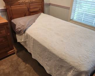 Pine Broyhill Head/Footboard Twin Bed with Mattress.