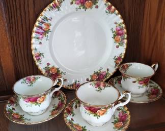 50+piece set
Old country roses
Royal Albert bone China set