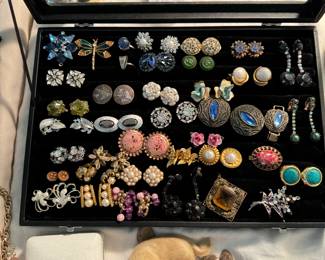 Lots of costume vintage jewelry 