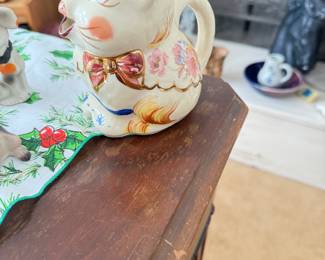 Shawnee "Fantastic" Hard to Find Gold Decorated Puss N Boots Cream Pitcher 
© Vintage from the 1940s