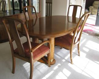 Dining table/ 6 chairs/1 leaf