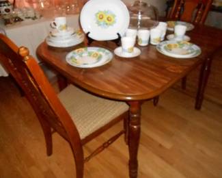 Dining Room Table with 6 chairs plus leafs