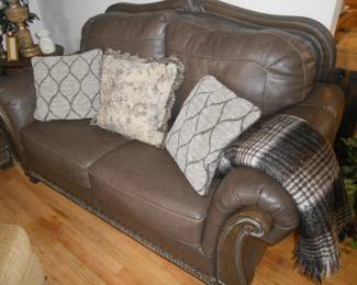 Leather Love Seat (Great Condition!!)