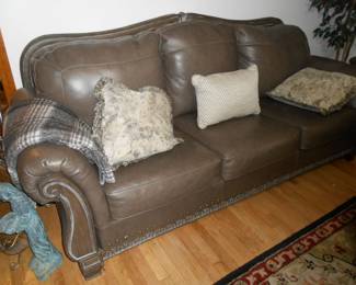 Leather Couch (Great Condition !!!)