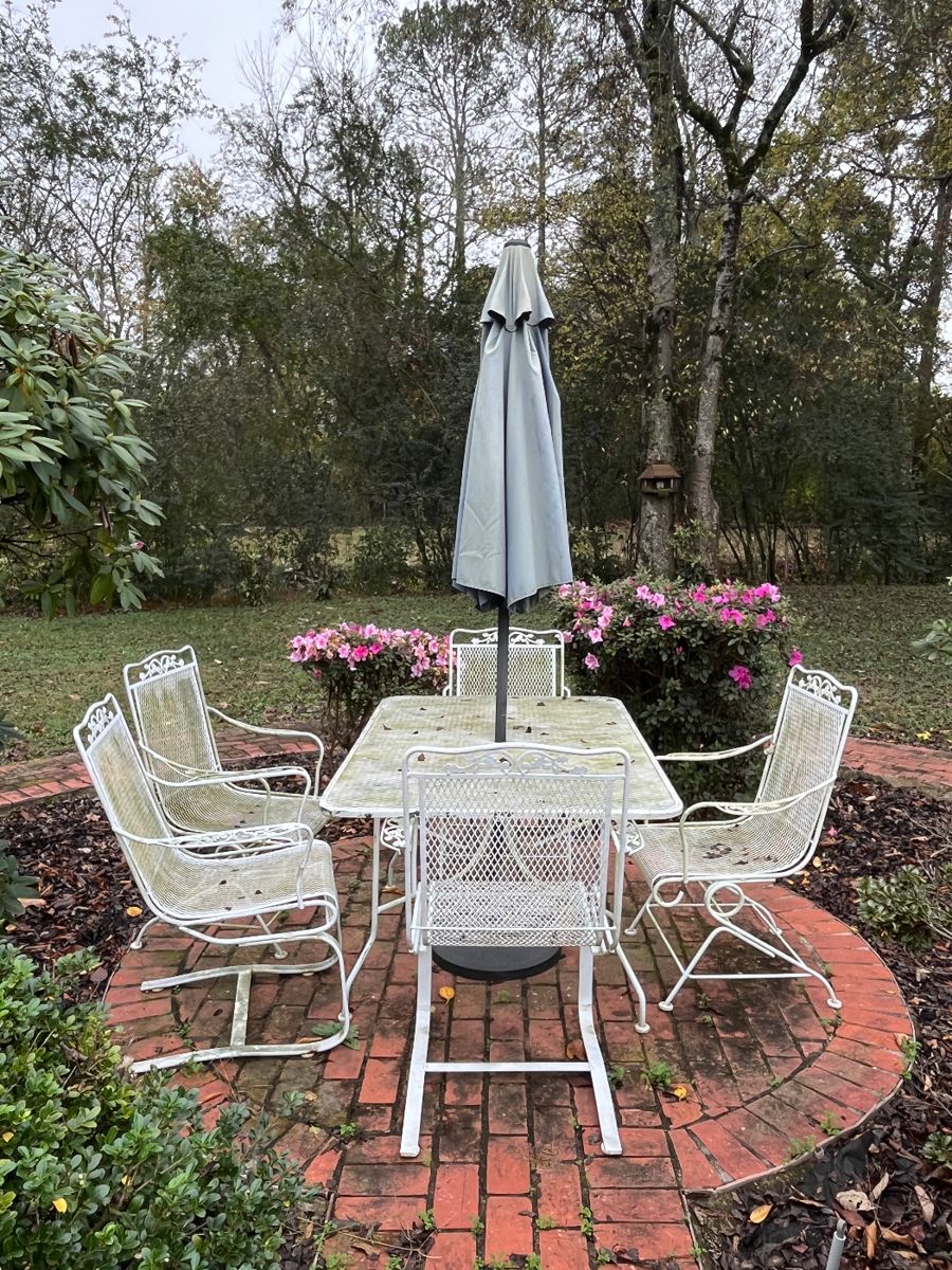 This table DOES have 6 chairs ..one pictured separately . 