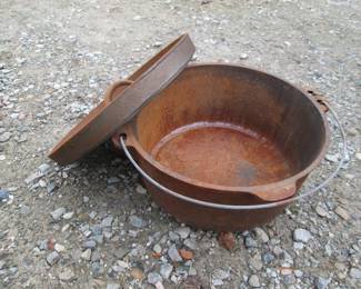Vintage dutch oven cast iron pot