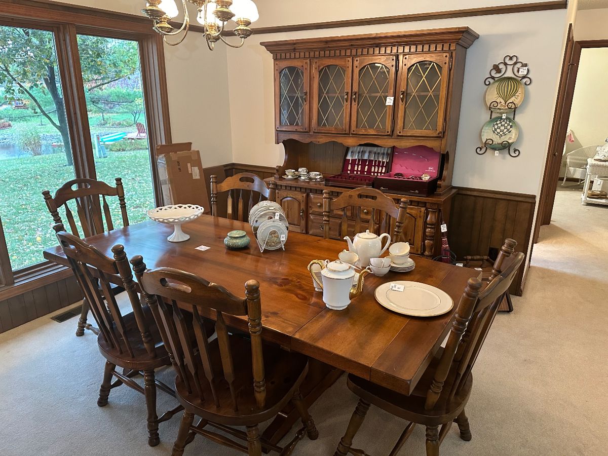 Dining set with 6 chairs, two leaves.