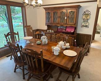 Dining set with 6 chairs, two leaves.