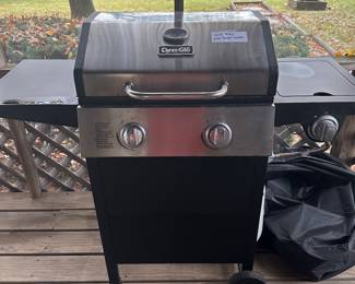Dyno-Glo gas grill with tank and cover
