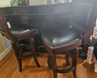 Very comfortable chairs... they swivel!