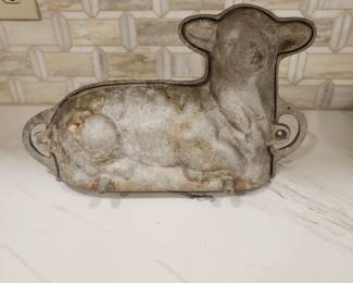 VINTAGE LAMB CAST METAL CAKE MOLD