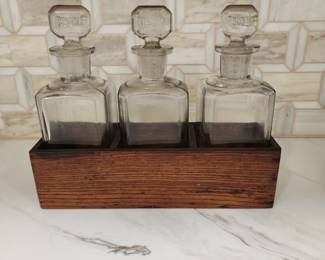 ANTIQUE APOTHECARY BOTTLES I NCASE