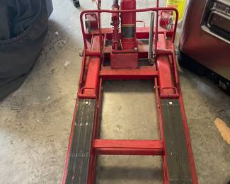 #40 - $100 Big Red Jacks motorcycle/ATV lift