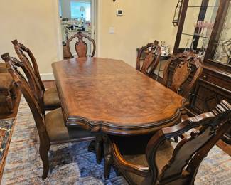 "San Mateo" by Pulaski Furniture Company fine Dining Table with 8-chairs (6-side chairs, 2-arm chairs), with 2 leaves and pads - beautiful set in excellent condition 
