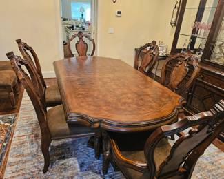 "San Mateo" by Pulaski Furniture Company fine Dining Table with 8-chairs (6-side chairs, 2-arm chairs), with 2 leaves and pads - beautiful set in excellent condition 