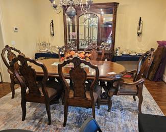 "San Mateo" by Pulaski Furniture Company fine Dining Table with 8-chairs (6-side chairs, 2-arm chairs), with 2 leaves and pads - beautiful set in excellent condition 