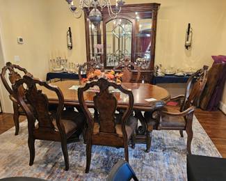 "San Mateo" by Pulaski Furniture Company fine Dining Table with 8-chairs (6-side chairs, 2-arm chairs), with 2 leaves and pads - beautiful set in excellent condition 