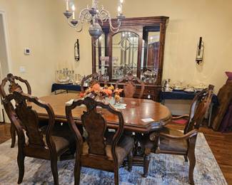 "San Mateo" by Pulaski Furniture Company fine Dining Table with 8-chairs (6-side chairs, 2-arm chairs), with 2 leaves and pads - beautiful set in excellent condition 