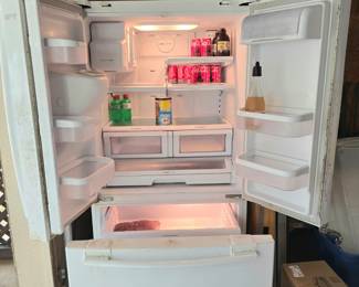 Freezer on bottom refrigerator/freezer 