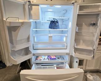 Kenmore freezer on bottom refrigerator/freezer 