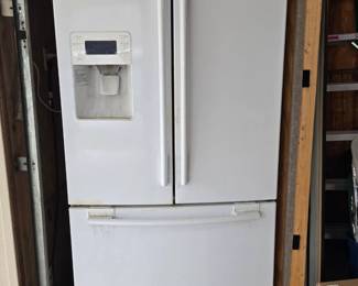 Freezer on bottom refrigerator/freezer 