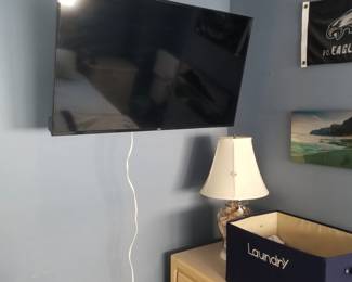 Flat screen TV with mounting bracket