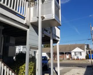 One-story exterior elevator