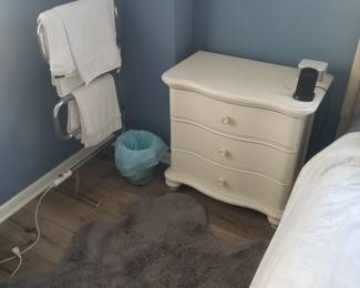 Queen bedroom suite: 3-drawer nightstand. 