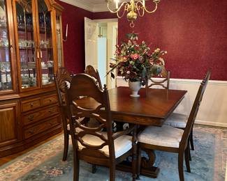 Dining Room Table, 2 arm chairs, 6 side chairs, 2 leaves & pads, sculptured wool rug, Lexington China Cabinet 