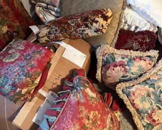 Decorative pillows & linens 