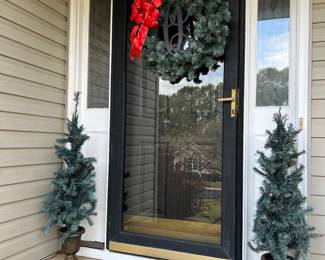 Outdoor Christmas wreath & trees 