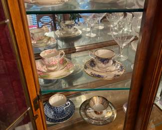 Assorted tea cups & saucers 