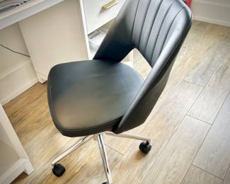 White desk with black office chair