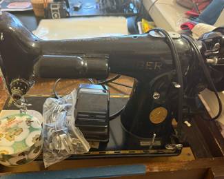 VINTAGE SINGER SEWING MACHINE AH182403