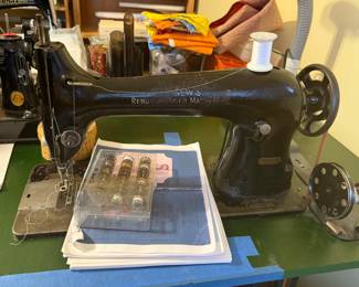 ANTIQUE SINGER TREADLE SEWING MACHINE  G2826420