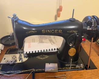 SINGER TREADLE SEWING MACHINE AND VINTAGE CABINET J0228775
