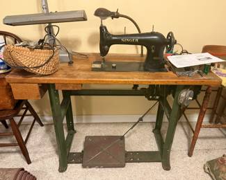 VNTAGE SINGER 31-20 SEWING MACHINE AND TABLE