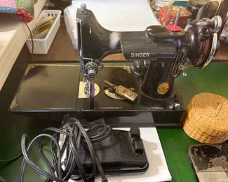 SINGER FEATHERWEIGHT SEWING MACHINE, CASE MISSING