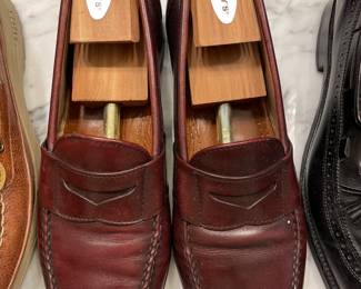 Larry's Men's Shoes. Size 10 - 10 1/2"