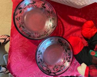 Set of 8 Holly design dessert plates.