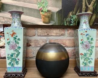 Chinese vases. Very old. Center decor is Murano.