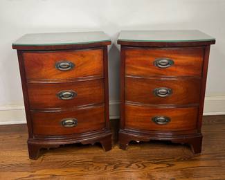 Pair Of Vintage Dixie Federal Style Bow-Front Mahogany Nightstands Or End Tables With Glass Tops
