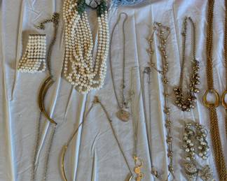 Fresh Water Pearl Necklace & Bracelet.