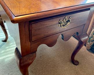 Thomasville end table (1 of 2)